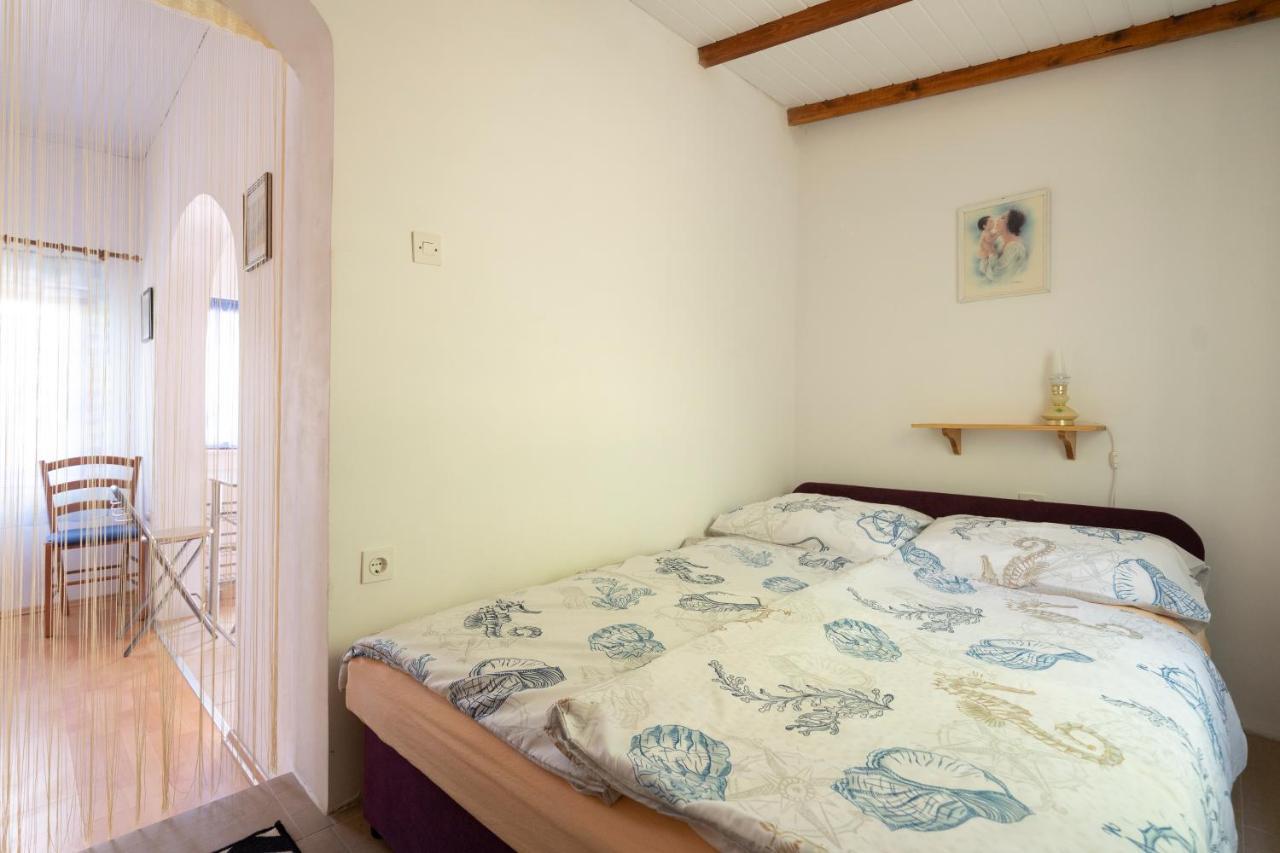 Studio Apartman Ema 2 Gornji Karin Exterior foto